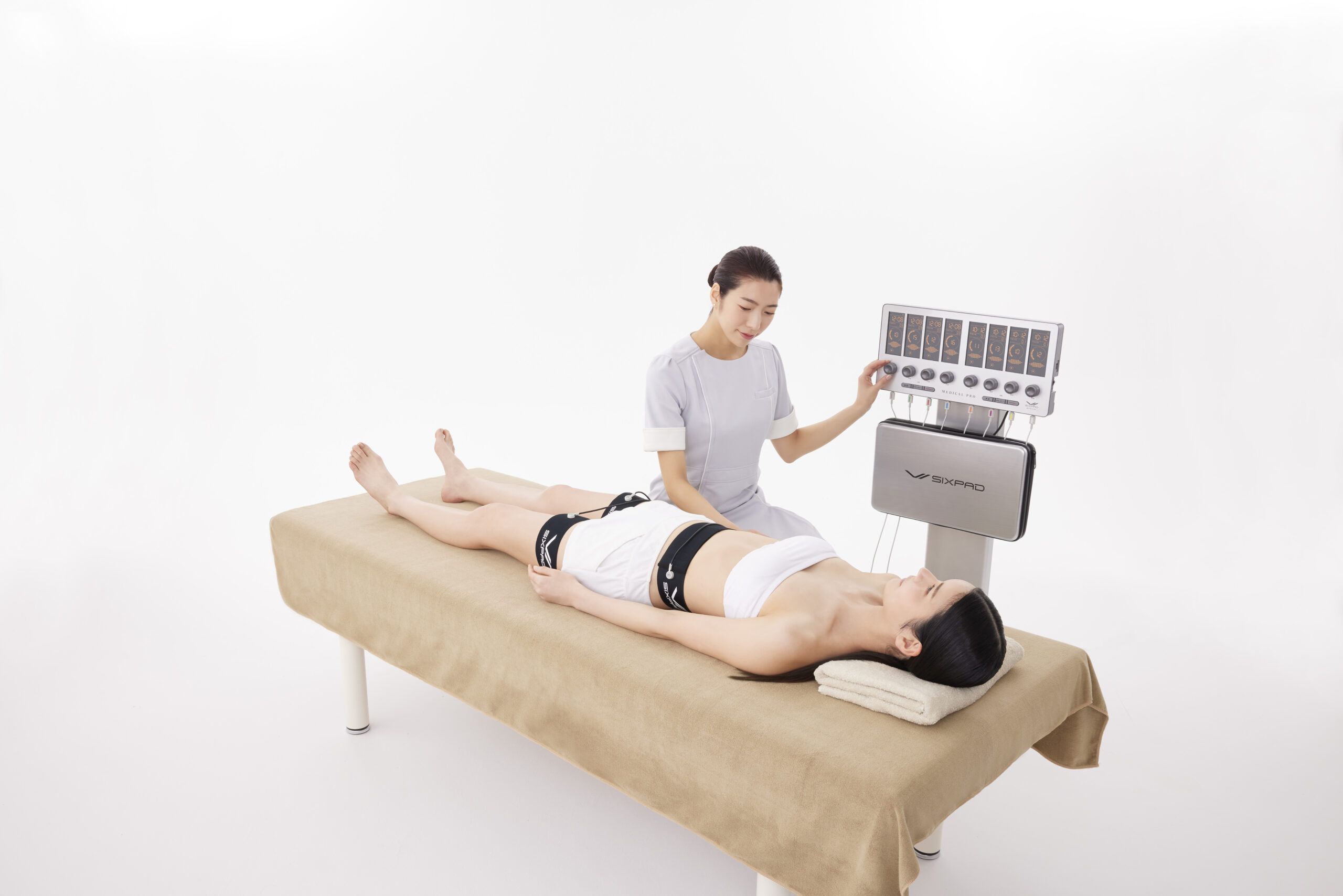 ベッドに横になりSIXPAD MEDICAL PROを使用する女性のイメージ